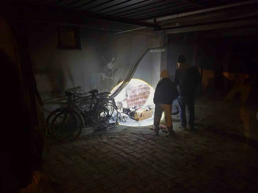 Apartman garajında &ccedil;ıkan yangın maddi hasara yol a&ccedil;tı
