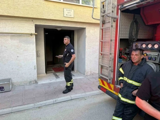 Apartman girişinde &ccedil;ıkan yangında 2 kişi dumandan etkilendi
