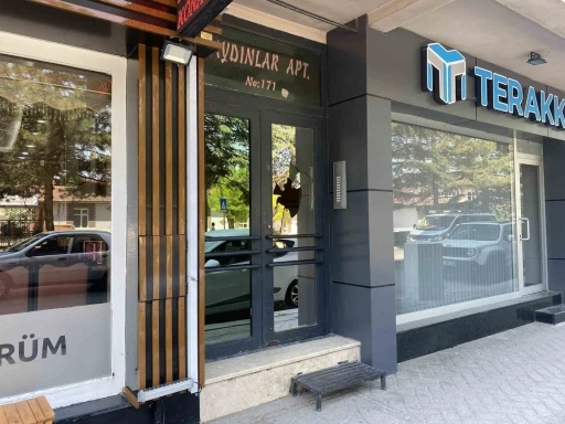 Apartman kapısının camını taş fırlatarak kırdılar
