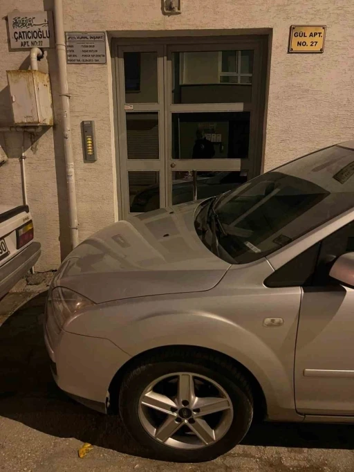 Apartman önüne park edilen araç yüzünden vatandaş evine giremedi
