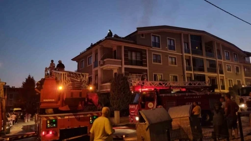 Apartman yangınında 2’nci kattan düşen kişi yaralandı
