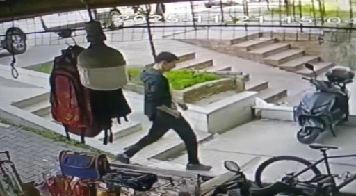 Apartmana eli boş girdi, dışarıya altında akrobasi bisikleti ve çantayla çıktı
