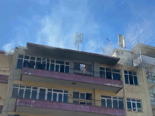 Apartmanda çıkan yangında balkonda mahsur kalan 5 çocuğu itfaiye ekipleri kurtardı
