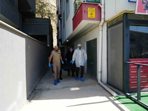 Apartmanı saran kokunun ardından vahşet çıktı
