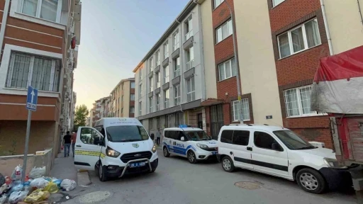 Apartmanı saran kötü kokular sonrası ekipler, çürümeye başlayan cesetle karşılaştı
