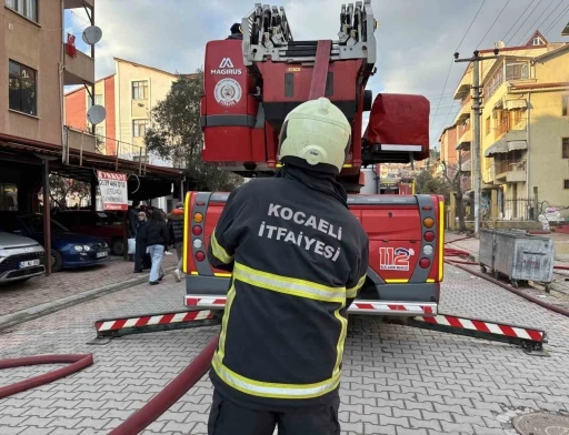 Apartmanın 2. katı alev alev yandı: 5 kişi dumandan etkilendi
