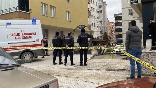 Apartmanın 8. katından d&uuml;şen adam hayatını kaybetti
