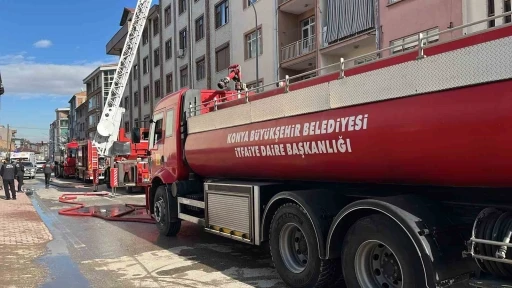 Apartmanın &ccedil;atısında &ccedil;ıkan yangın korkuttu

