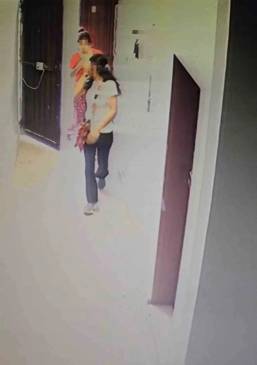 Apartmanın giriş kapısını zorlayan iki ş&uuml;pheli kamerada
