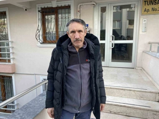 Apartmanın önüne bırakılan ampulleri önce inceledi sonra çaldı
