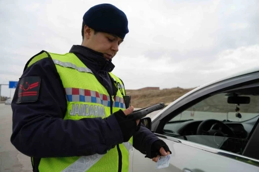 Ara tatil bayramla birleşti, s&uuml;r&uuml;c&uuml;ler erken yola &ccedil;ıktı: 43 ilin ge&ccedil;iş noktasında denetimler artırıldı
