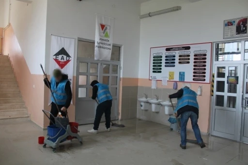 Ara tatilde okulların bakımlarını y&uuml;k&uuml;ml&uuml;ler yapıyor
