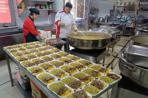 Araban&rsquo;da 6 Şubat depremlerinde hayatını kaybedenler i&ccedil;in 450 aileye et d&ouml;ner dağıtıldı
