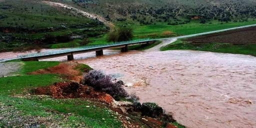 Araban&rsquo;da etkili olan sağanak yağış Sıtma Pınar &Ccedil;ayı&rsquo;nın debisini arttırdı
