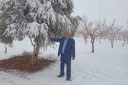 Araban&rsquo;da kar yağışları &ccedil;ift&ccedil;iler, zeytin ve Antepfıstığı &uuml;reticilerinin y&uuml;z&uuml;n&uuml; g&uuml;ld&uuml;rd&uuml;
