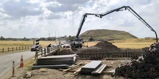 Araban&rsquo;da kırsal mahalleleri il&ccedil;eye bağlayan k&ouml;pr&uuml;y&uuml; yenileme &ccedil;alışmaları s&uuml;r&uuml;yor
