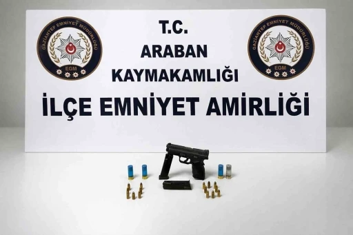 Araban&rsquo;da ş&uuml;pheli ara&ccedil;ta ruhsatsız silah ele ge&ccedil;irildi: 1 g&ouml;zaltı
