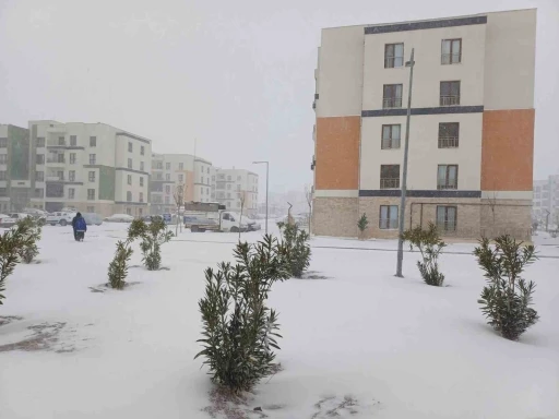 Araban Ovası&rsquo;na kar yağışı &ccedil;ift&ccedil;ilerin y&uuml;zlerini g&uuml;ld&uuml;rd&uuml;
