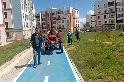 Araban TOKİ konutlarında yabani otlar ve haşerelerle ila&ccedil;lı m&uuml;cadele başlatıldı
