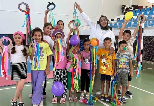 Arabanlı öğrenciler yaz okulunda hem eğleniyor hem gelişiyor
