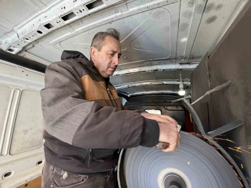 Arabası at&ouml;lyesi oldu: Bı&ccedil;ak&ccedil;ı 35 yıldır Trakya&rsquo;da bı&ccedil;ak biliyor
