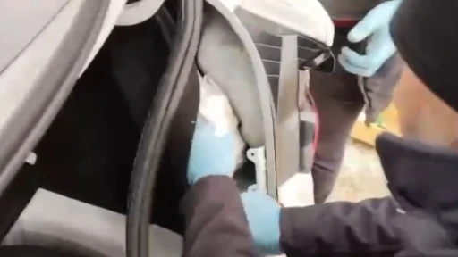 Arabaya uyuşturucu zulalayan şahıslar polisten kaçamadı: 3 tutuklama
