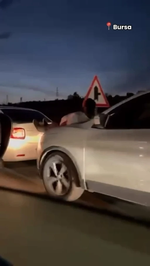 Ara&ccedil; &ccedil;ekmenin b&ouml;ylesi: Halat bulamayınca iki aracın arasına insan koydular
