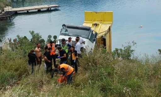 Ara&ccedil; ezilmekten son anda kurtuldu: Kamyon denize d&uuml;şt&uuml;, 2 kişi yaralandı
