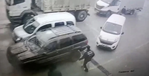 Ara&ccedil; muayene istasyonunda kaza: 3 ara&ccedil; hasar g&ouml;rd&uuml;
