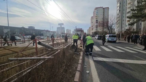 Ara&ccedil; ref&uuml;jde bekleyen yayaların arasına daldı: 3 yaralı

