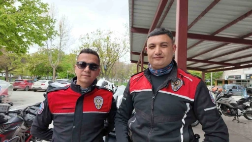 Ara&ccedil; s&uuml;rerken boğazına erik ka&ccedil;tı, hayatını Yunus polisleri kurtardı
