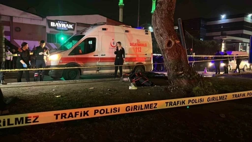 Ara&ccedil; yaya ge&ccedil;idinden ge&ccedil;mek isteyen vatandaşlara &ccedil;arptı: 3 &ouml;l&uuml;, 3 yaralı

