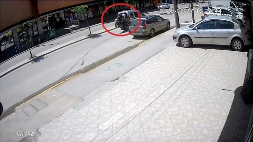 Araca çarpan motosiklet takla attı, 1 kişi yaralandı
