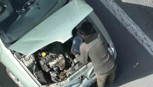 Aracı arızalanmış gibi davranan ehliyetsiz sürücü polisin dronlu takibi ile yakalandı
