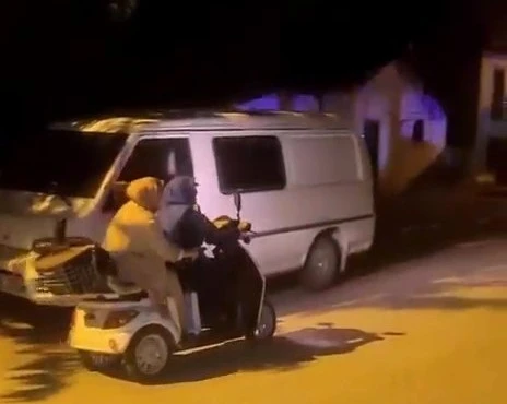 Aracı bozulan kadın vekil programına elektrikli bisikletle devam etti
