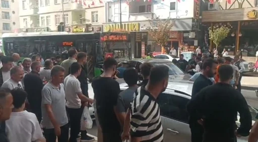 Aracı içinde bayılan sürücü hastaneye kaldırıldı
