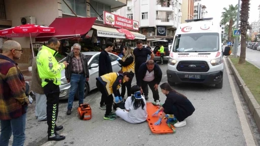 Aracın açılan kapısına çarpan motosikletteki 2 kişi yaralandı
