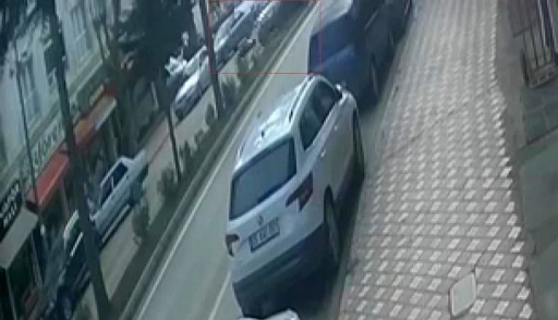 Aracın &ccedil;arptığı yaya yola savruldu: Kaza anı kamerada
