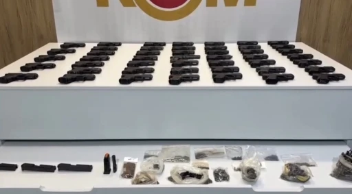 Aracın d&ouml;şeme i&ccedil;lerine gizlenen 47 tabanca ele ge&ccedil;irildi

