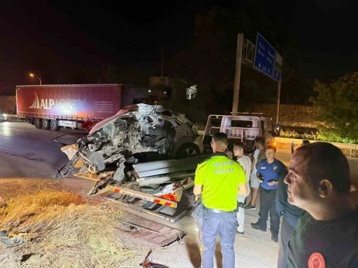 Aracın motorunun fırlayıp barakaya girdiği kazada, s&uuml;r&uuml;c&uuml; hayatını kaybetti
