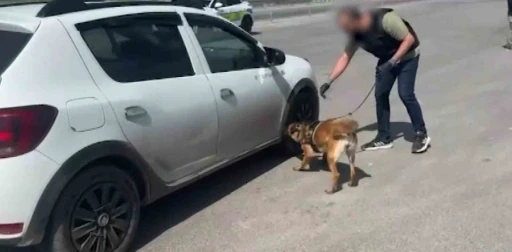 Aracın tabanında 1 kilo 706 gram uyuşturucu madde ele geçirildi
