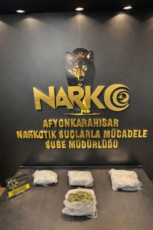 Aracın tamponuna zulalanmış uyuşturucu b&ouml;yle bulundu
