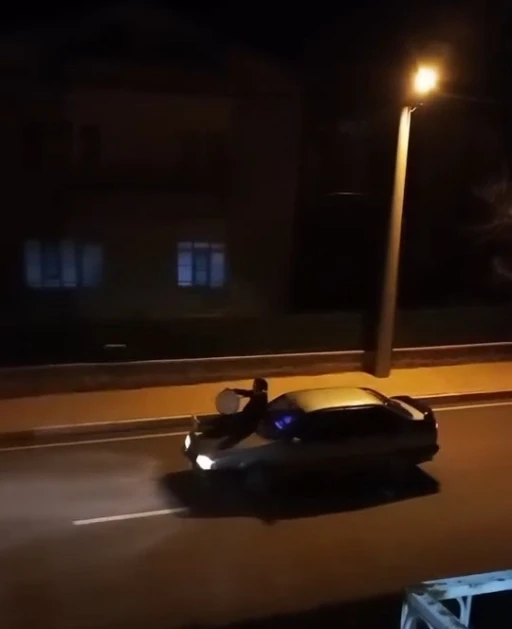 Aracın &uuml;zerine &ccedil;ıkan davulcu mahalleliyi sahura b&ouml;yle uyandırdı
