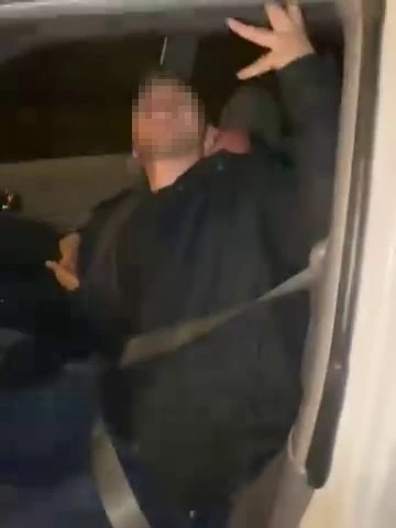 Aracına &ccedil;arpan 3 kişiyi kendinden ge&ccedil;miş halde g&ouml;rd&uuml;, o anları kayda aldı
