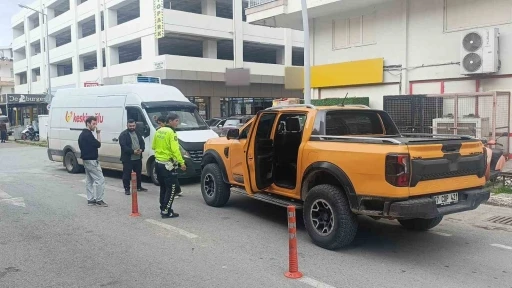 Aracına &ccedil;arpan kamyonet i&ccedil;in polis &ccedil;ağırdı hatalı parktan ceza yedi
