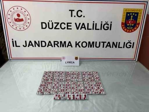 Aracındaki uyuşturucu hapları jandarmaya teslim etti

