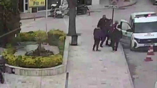 Aracından inip polis otosunun &ouml;n&uuml;ne geldi, hayatını Heimlich manevrasıyla polisler kurtardı
