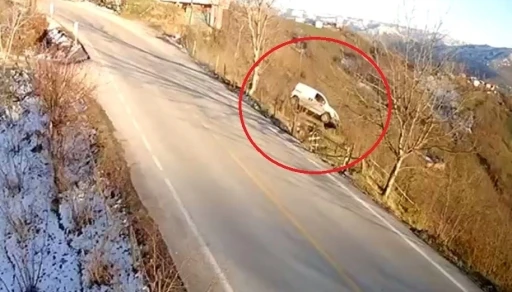 Aracıyla 30 metre y&uuml;kseklikten u&ccedil;an s&uuml;r&uuml;c&uuml; yaralandı
