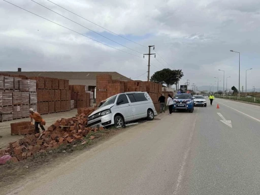 Aracıyla tuğla fabrikasına girdi: 3 yaralı
