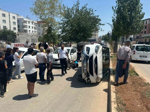 Araçla çarpışan otomobil devrildi: 1 yaralı
